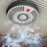 11356184-el-humo-y-el-fuego-ilustracion-de-un-detector-de-humo-y-detector-de-incendios-en-el-humo-que-se-elev